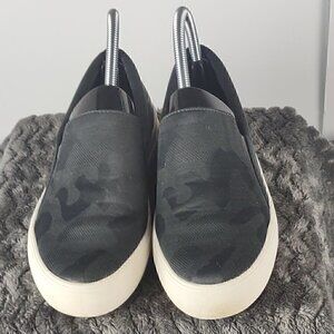 Vince Camuto VP-KORLI 12 Dark Gray Camo Slip On Fashion Sneaker Shoes Sz 7M